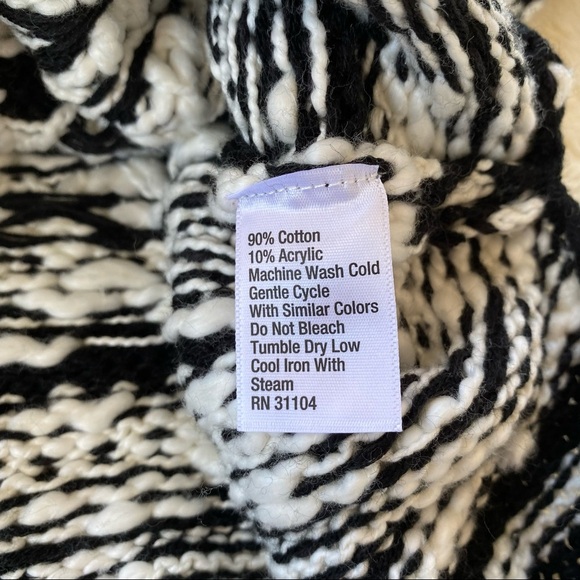The Limited black white southwestern Aztec poncho knit sweater turtleneck Medium - Picture 9 of 9